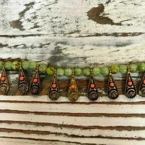 Green bead and Copper tone Necklace - Picture 4 of 5